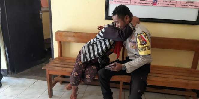 Cerita Haru di Balik Pelukan Ibu Kepada Polisi Muda Ini