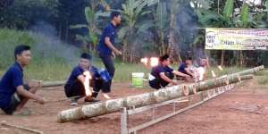 Nostalgia Bermain Meriam Bambu Saat Puasa