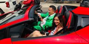 Hotman Paris Ajak Keliling Pakai Mobil Mewah, Pose Nia Ramadhani Bikin Salfok