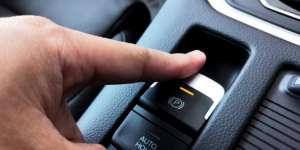 Wajib Tahu! Kelebihan dan Kekurangan Rem Tangan Elektrik