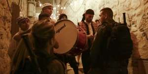 5 Cara Unik Bangunkan Sahur, Ada yang Super Ngegas!