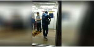Viral, Penumpang Sholat Subuh di Gerbong KRL Saat Ramadan