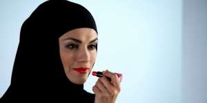 Cara Membersihkan Lipstik Bold yang Benar