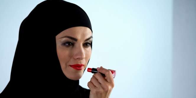 Cara Membersihkan Lipstik Bold yang Benar