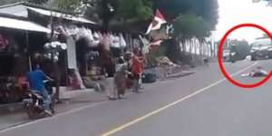 Emak-emak Nekat! Tidur di Tengah Jalan Demi Setop Mobil Jokowi