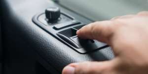 3 Cara Rawat Power Window Agar Tak Mudah Macet