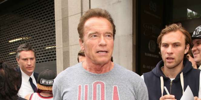 Arnold Schwarzenegger Ditendang Hingga Tersungkur Saat Mau Selfie