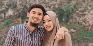 Inspirasi Baju Lebaran Couple ala Lindswell Kwok & Achmad Hulaefi
