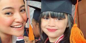Temani Anak Wisuda, Marshanda Bawa Tas Mewah