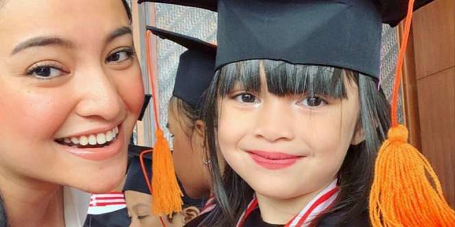 Temani Anak Wisuda, Marshanda Bawa Tas Mewah