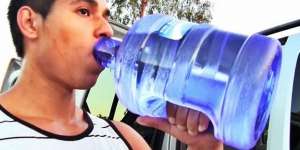 Tiap Hari Minum 1 Galon Air Selama Sebulan, Efeknya Mengejutkan