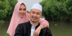 Biasa Berkopiah, Suami Kartika Putri Tampil Beda dengan Baju Branded