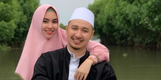 Biasa Berkopiah, Suami Kartika Putri Tampil Beda dengan Baju Branded