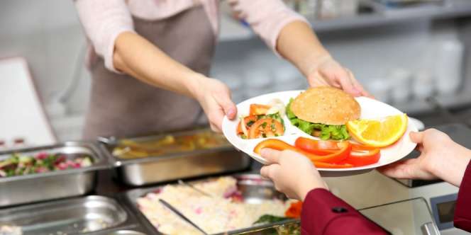 Prihatin, Pelayan Kantin Dipecat Karena Beri Siswa Bokek Makan Gratis