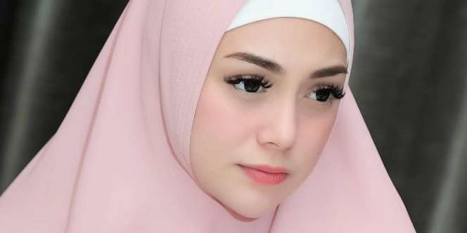 Dicibir Berhijab Tapi Bukan Muslim, Ini Jawab Celine Evangelista