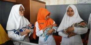 Saat USG Hanya Ada 2 Bayi, Ini Keganjilan Sebelum Juminem Lahirkan Kembar 3