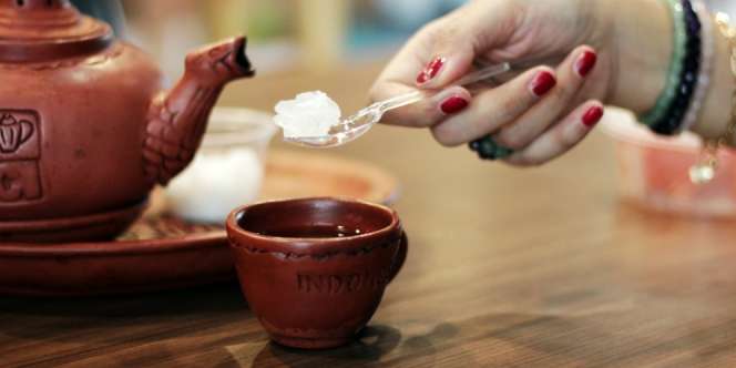 Minum Teh Lebih Nikmat dengan Gula Batu