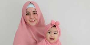 Inspirasi Hijab Syar'i Lebaran ala Risty Tagor