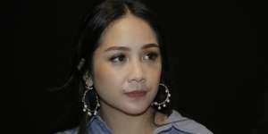 Gaya Nagita Slavina Tidur di Metromini Pakai Barang Mewah