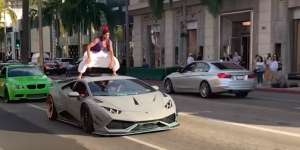 Bukan Permadani, Aladdin KW Ini Terbang di Atas Lamborghini