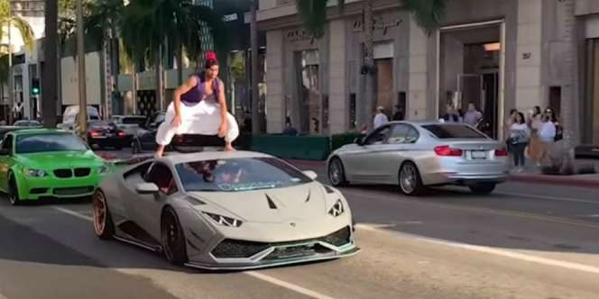 Bukan Permadani, Aladdin KW Ini Terbang di Atas Lamborghini