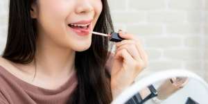 Makeup Mudah dengan Memakai Satu Lip Cream