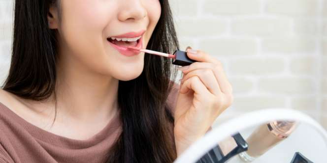 Makeup Mudah dengan Memakai Satu Lip Cream