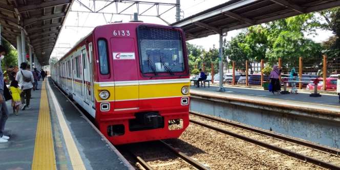 Ada Kerusuhan, Penumpang KRL Terjebak Berjam-jam di Stasiun Tanah Abang