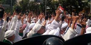 Massa Berbaju Putih Mulai Padati Area Bawaslu