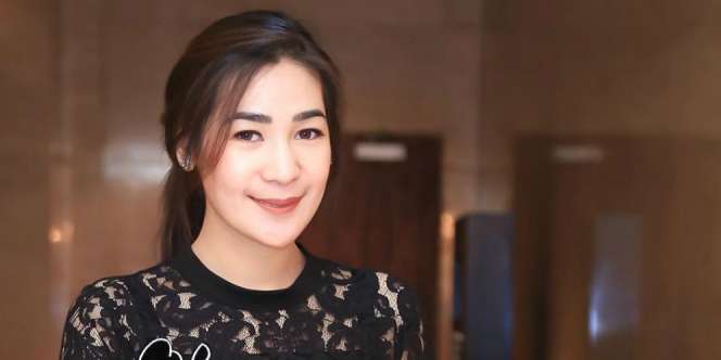 Ikut Buka Bersama, Istri Andre Taulany Tampil Beda