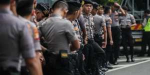 Polisi Dibantu Ulama FPI Halau Massa Perusuh di Petamburan