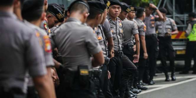 Polisi Dibantu Ulama FPI Halau Massa Perusuh di Petamburan