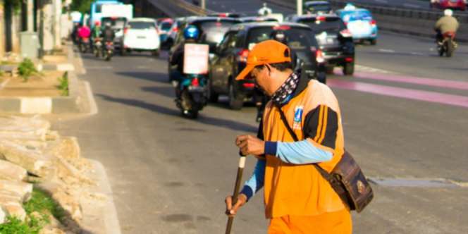 Viral Petugas Kebersihan Fokus Menyapu di Tengah Aksi Demo 22 Mei