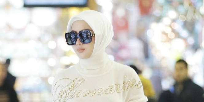 Syahrini Jual Mukena Berlapis Emas & Swarovski, Netizen Geger