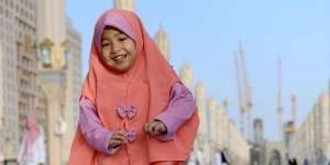 Gemes Banget! Gaya Hijab Keponakan Syahrini yang Masih Balita