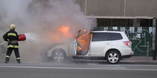Bisakah Klaim Asuransi Mobil Terbakar Akibat Kerusuhan?