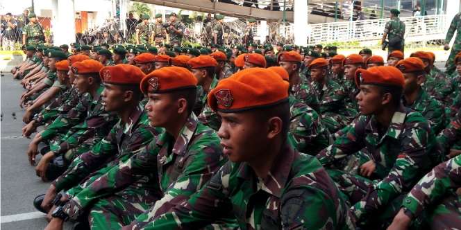 Pasukan Kostrad dan Paskhas Amankan Bawaslu, Ikut Bersholawat