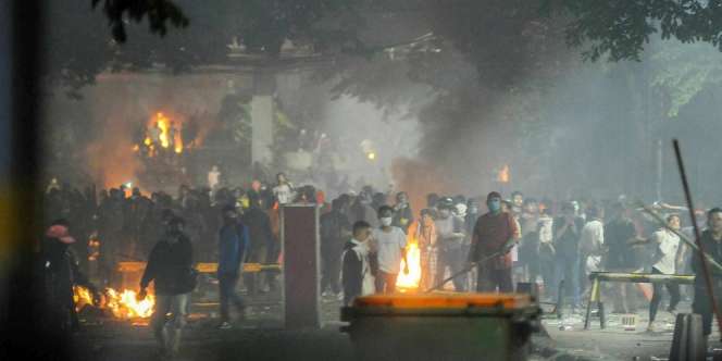 Tenangkan Massa di Bawaslu, Polisi Dibantu Ustaz