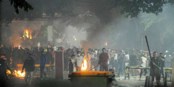 Massa Rusuh di Slipi Didesak Mundur Aparat Kepolisian
