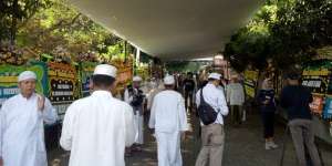 Jemaah Padati Masjid Az Zikra Tunggu Jenazah Ustaz Arifin Ilham