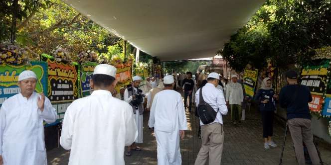 Jemaah Padati Masjid Az Zikra Tunggu Jenazah Ustaz Arifin Ilham