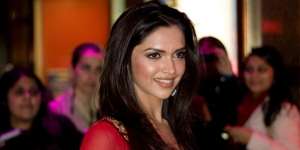 5 Gaya Makeup Bintang Bollywood yang Cocok di Musim Panas