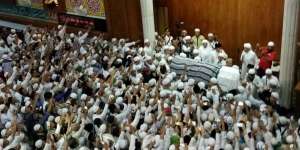 Tangis Haru dan Sholawat Ribuan Jemaah Sambut Jasad Ustaz Arifin Ilham