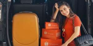 Irish Bella Pose di Mobil dengan Dress Merah, Perutnya Bikin Salfok