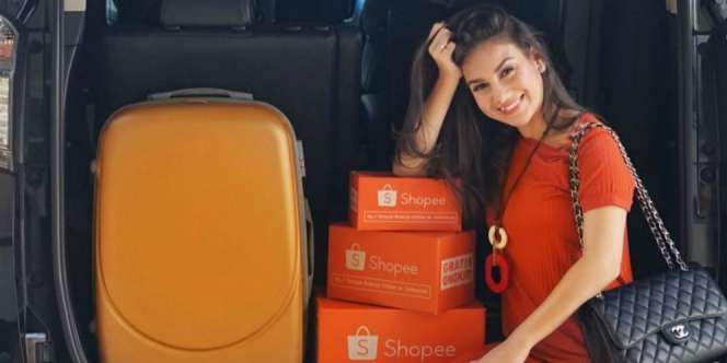 Irish Bella Pose di Mobil dengan Dress Merah, Perutnya Bikin Salfok