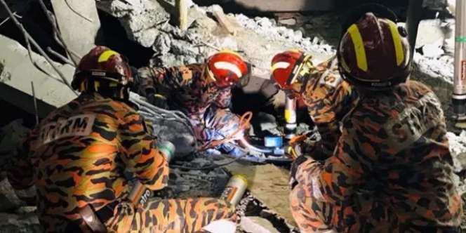 Bangunan Dekat Stasiun LRT Ambruk, Pasutri Tewas Berpelukan