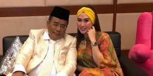Usai Kagumi Jam Kabah, Hotman Paris Tampil Berpeci Didoakan Dapat Hidayah