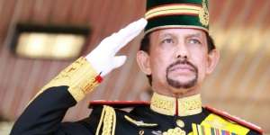 Sultan Brunei Kembalikan Penghargaan dari Oxford