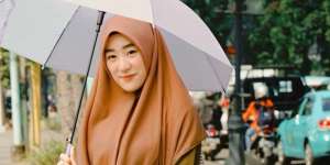 Bahagianya Istri Alvin Cium Jenazah Ustaz Arifin Ilham