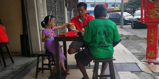 Viral, Pria dan Putrinya Ajak Gelandangan Makan Semeja di Restoran